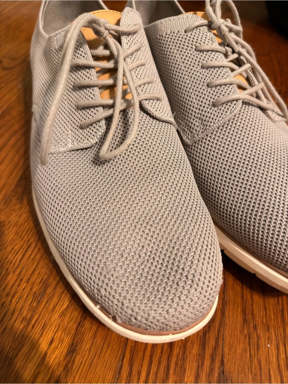 Men's Lightweight Casual Lace-Up Shoes in Light Gray and Tan